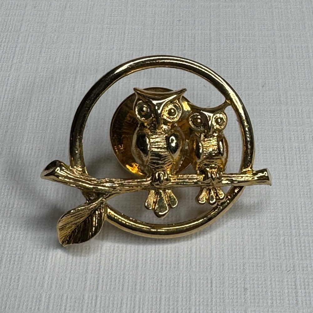 Avon Loving Owls Couple Tack Pin Brooch 2 on Branch Gold Tone Owl